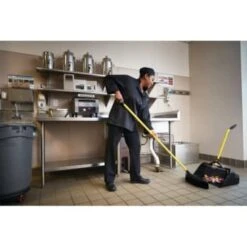 Rubbermaid 20.5 In. Maximizer Stand-Up Dust Pan -Rubbermaid 522990 w DetailedProductView4 Lg